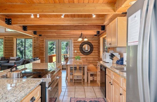 Leavenworth House | Spacious Lodge with Private Beach Access