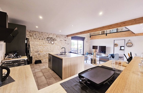 Magnac-sur-Touvre House | Spacious loft-style house with a pool table