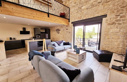 Magnac-sur-Touvre House | Spacious loft-style house with a pool table