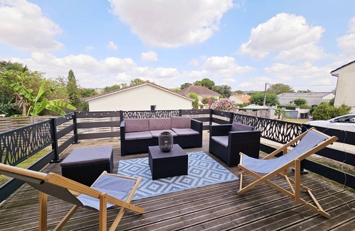 Magnac-sur-Touvre House | Spacious loft-style house with a pool table