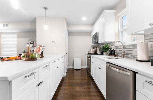 Hoboken Condo | Spacious Loft King Bed Chef’s Kitchen Near NYC