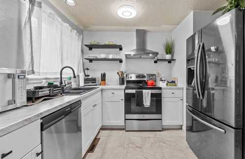 Cimarron Hills House | Spacious Loft for Families | Kitchen, Deck & Fast Wi-Fi