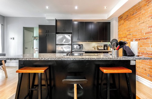 Palmerston Apartment | Spacious Loft w/Victorian Charm & Balcony!