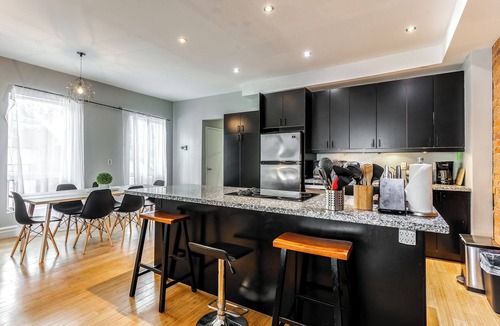 Palmerston Apartment | Spacious Loft w/Victorian Charm & Balcony!