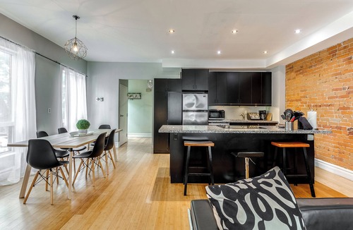 Palmerston Apartment | Spacious Loft w/Victorian Charm & Balcony!