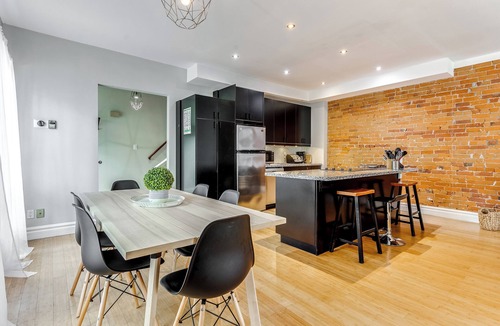 Palmerston Apartment | Spacious Loft w/Victorian Charm & Balcony!