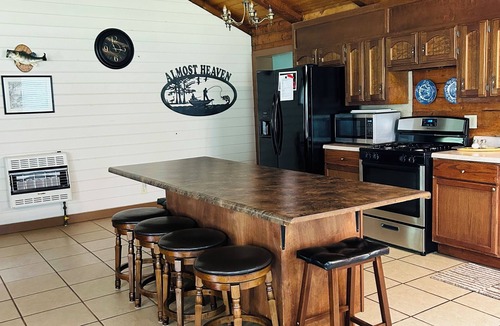 Groveoak Cabin | Spacious Log Cabin at Lake Guntersville