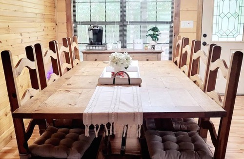 Cotton Gin Cabin | Spacious log cabin for country getaway