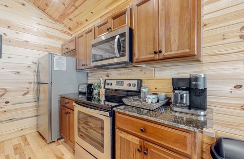 White Oak Lodge Cabin | Spacious Log Cabin・Hot Tub・Screened Porch・Games