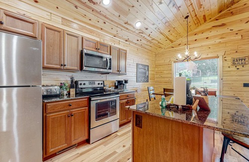 White Oak Lodge Cabin | Spacious Log Cabin・Hot Tub・Screened Porch・Games