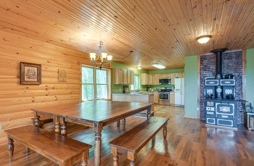 Fairland Cabin | Spacious Log Cabin in Fairland, 1 Mi to Grand Lake