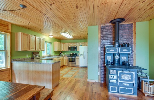 Fairland Cabin | Spacious Log Cabin in Fairland, 1 Mi to Grand Lake