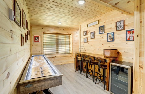 Blakeslee Cabin | Spacious Log Cabin – Lake Access, Fire Pit & Fun