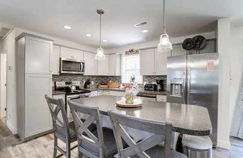 Blakeslee Cabin | Spacious Log Cabin – Lake Access, Fire Pit & Fun