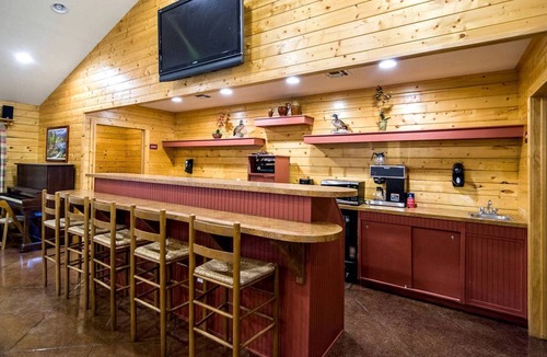 Woden House | Spacious Log Cabin Rental for Family Vacations in Texas