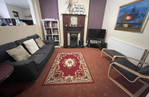 Loxford Apartment | Spacious London House with Parking