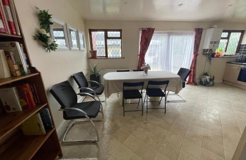 Loxford Apartment | Spacious London House with Parking