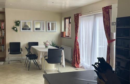 Loxford Apartment | Spacious London House with Parking