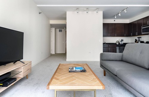 Downtown Chicago Apartment | Spacious Loop 1BR w/Pool, Gym, nr. the L & Riverwalk, by Blueground