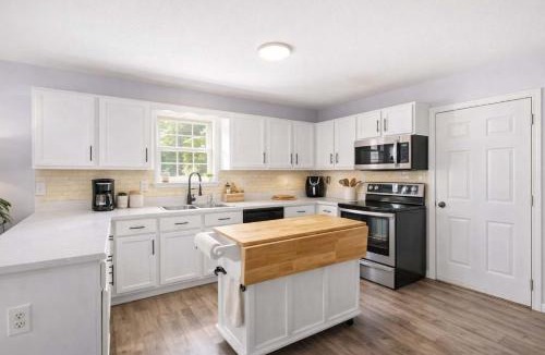 Jeffersontown House | Spacious Louisville Getaway with Private Backyard
