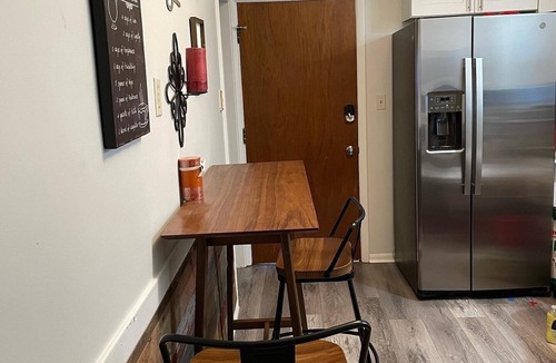 Oak Park Apartment | Spacious, lovely 2bed 1bath with free parking