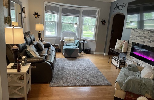 Oak Park Apartment | Spacious, lovely 2bed 1bath with free parking