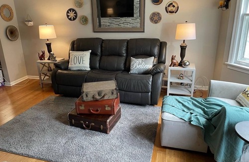 Oak Park Apartment | Spacious, lovely 2bed 1bath with free parking