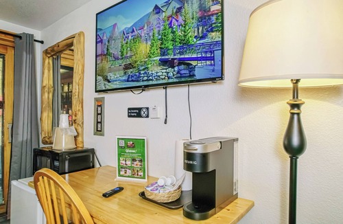 Estes Park Hotel | Spacious Lower-Level Hotel Queen and Full-size beds with Views 108-110