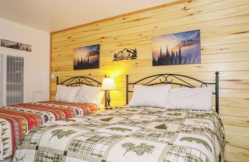 Estes Park Hotel | Spacious Lower-Level Hotel Queen and Full-size beds with Views 108-110