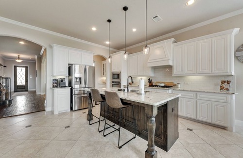 Roanoke House | Spacious Luxe Stay | 5BR/5BA | Turf Yard + Putting Green | Sleeps 12+