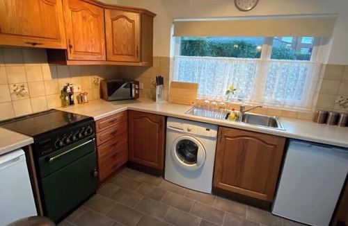 Doncaster House | Spacious Luxurious Serviced Accommodation 3