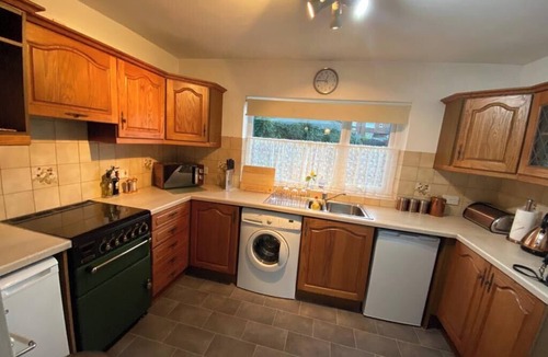 Doncaster House | Spacious Luxurious Serviced Accommodation 3