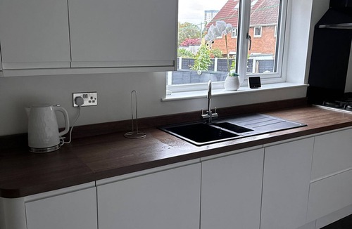 Walsall House | Spacious Luxurious Serviced Accommodation 1