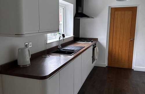 Walsall House | Spacious Luxurious Serviced Accommodation 1