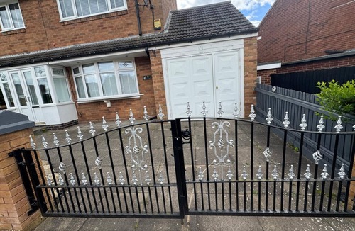 Walsall House | Spacious Luxurious Serviced Accommodation 1