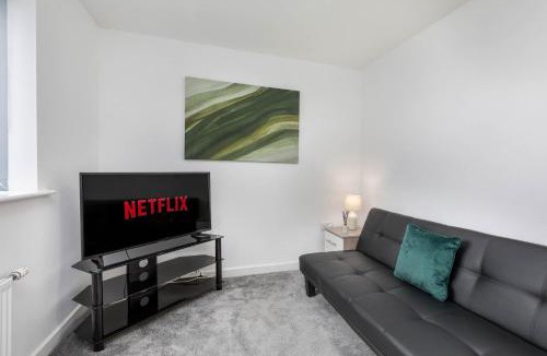 Hillsborough House | Spacious Luxurious Serviced Accommodation 4