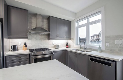 West Oak Trails House | Spacious Luxury 5BR Oakville Retreat-Free Parking