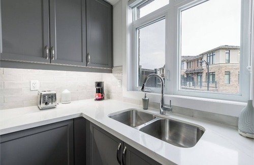 West Oak Trails House | Spacious Luxury 5BR Oakville Retreat-Free Parking
