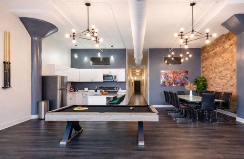 Near South Side Apartment | Spacious Luxury 6BR Suite with Jacuzzi & Pool Table Near McCormick Place