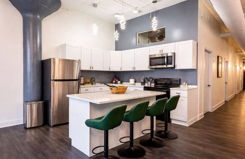 Near South Side Apartment | Spacious Luxury 6BR Suite with Jacuzzi & Pool Table Near McCormick Place