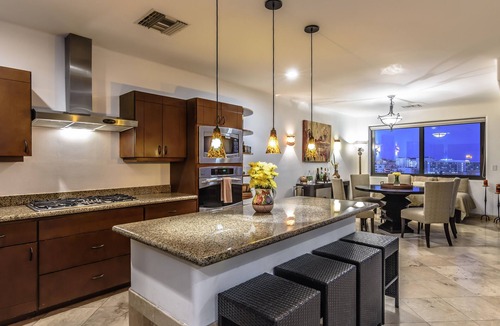 Centro Condo | SPACIOUS LUXURY CONDO - WALK EVERYWHERE - PRIVATE SECURITY - CONCIERGE SERVICE