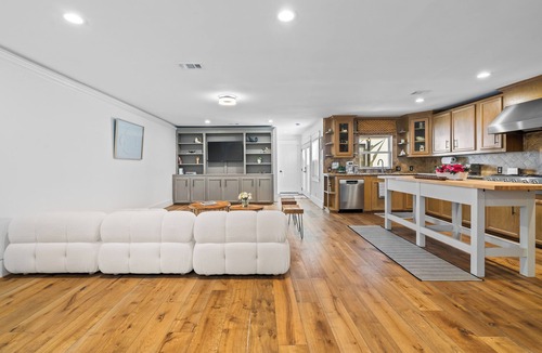Greenway Plaza-Upper Kirby House | Spacious Luxury Highland Village Retreat near River Oaks/Galleria-4BDR-2 King BD