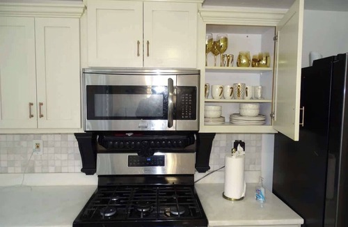 Stoughton House | Spacious Luxury Home 5 Bed 3 Bath w/jacuzzi bath