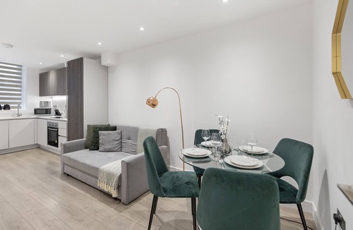 Golders Green Apartment | Spacious Luxury King Bed - Central Location