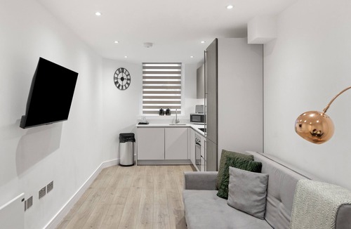 Golders Green Apartment | Spacious Luxury King Bed - Central Location