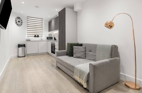 Golders Green Apartment | Spacious Luxury King Bed - Central Location