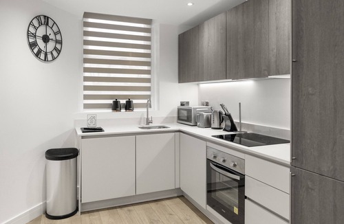 Golders Green Apartment | Spacious Luxury King Bed - Central Location