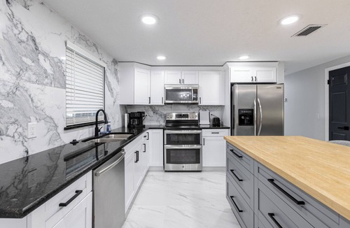 Seffner Community Alliance House | Spacious Luxury Pool Home 5BR Sleeps 12+