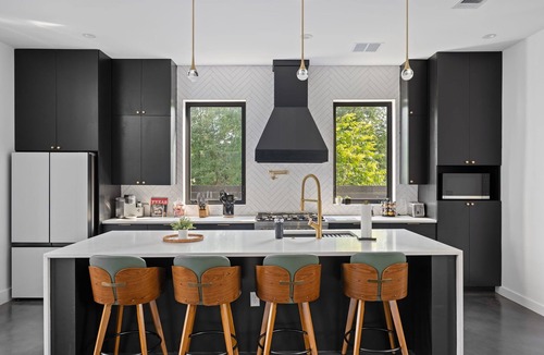 Montopolis House | Spacious Luxury Retreat with Skyline Views