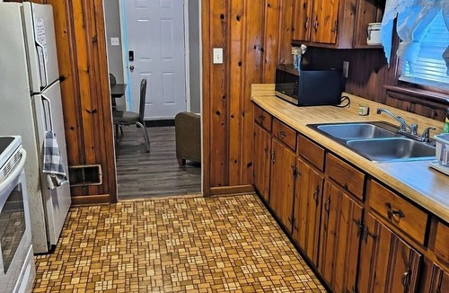 Macon House | Spacious Macon 3BR Duplex | BBQ + Parking